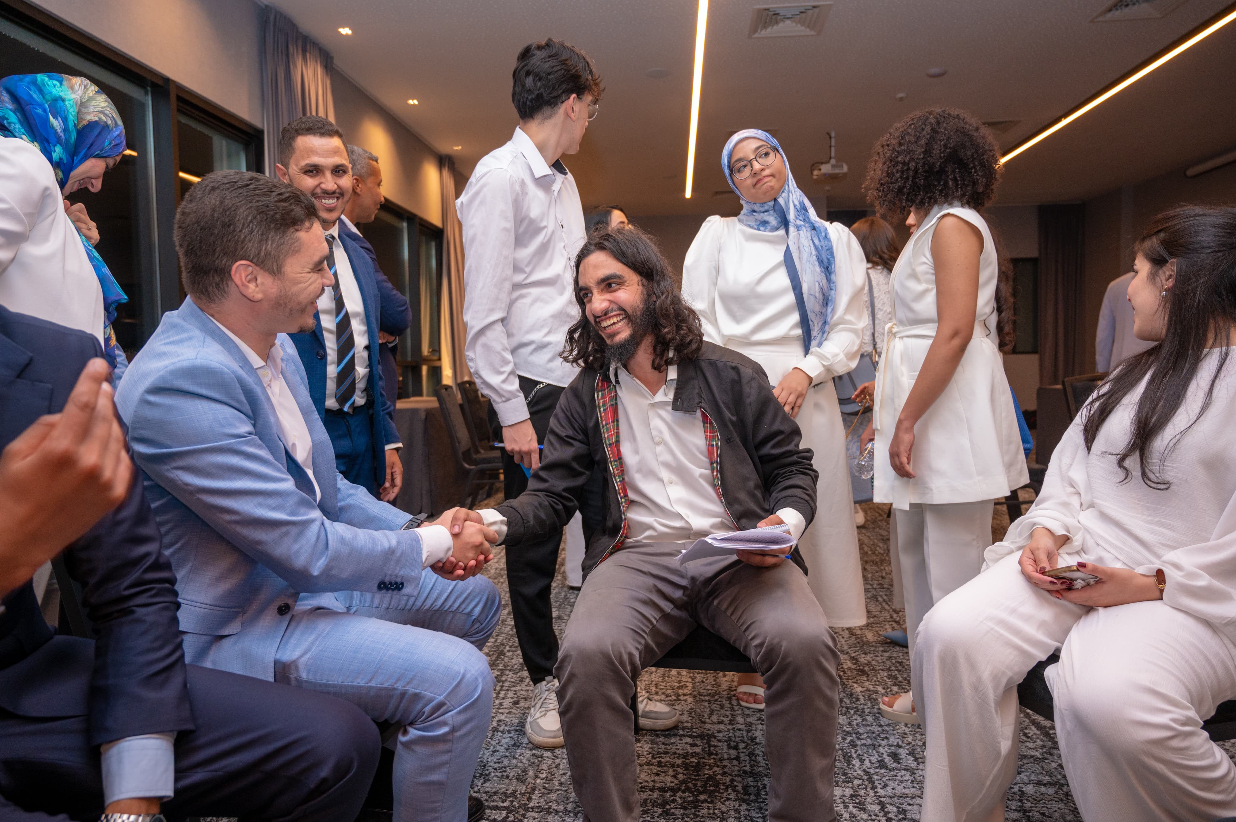 Participants partageant une poignée de main lors d'un événement