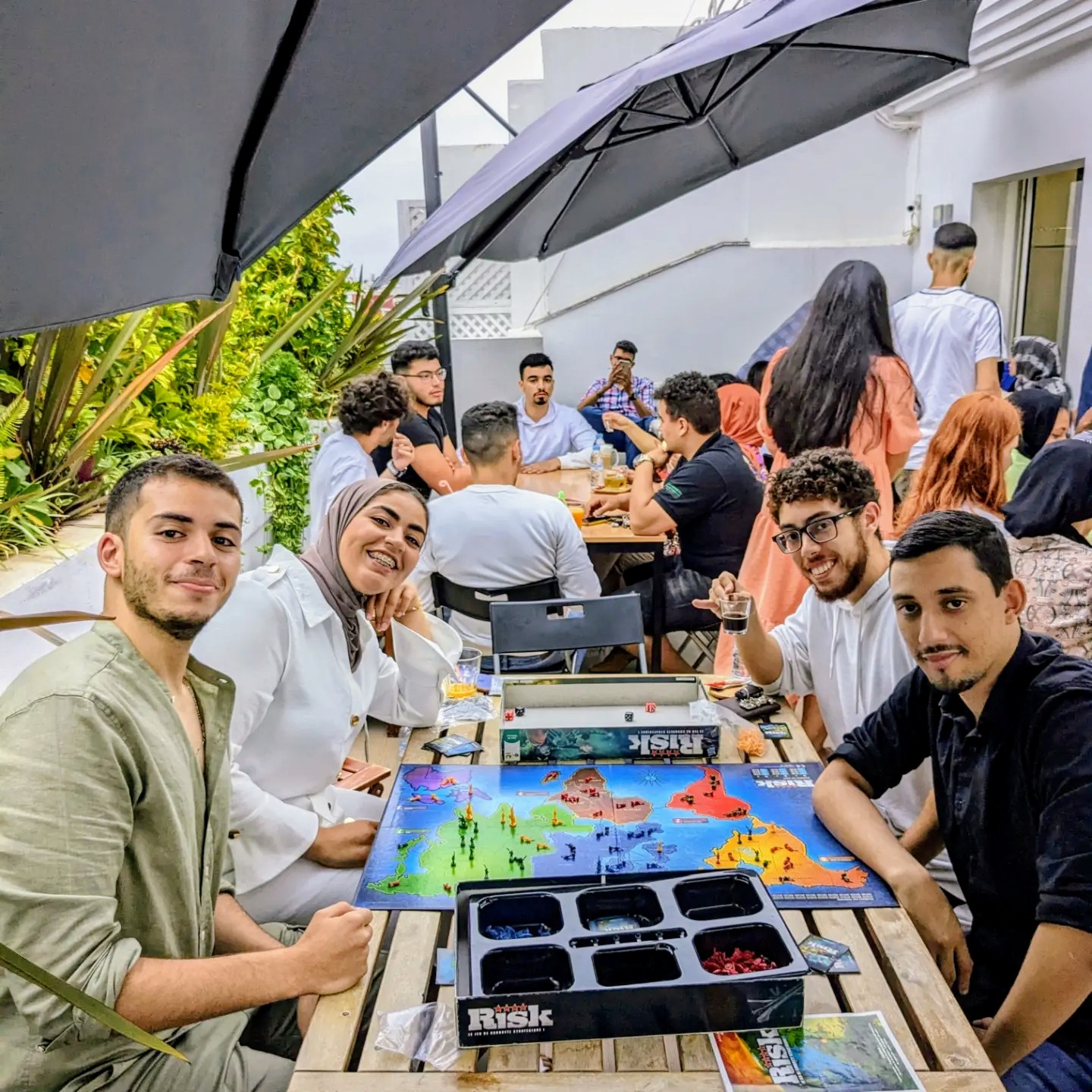 Partie de Risk en terrasse extérieure