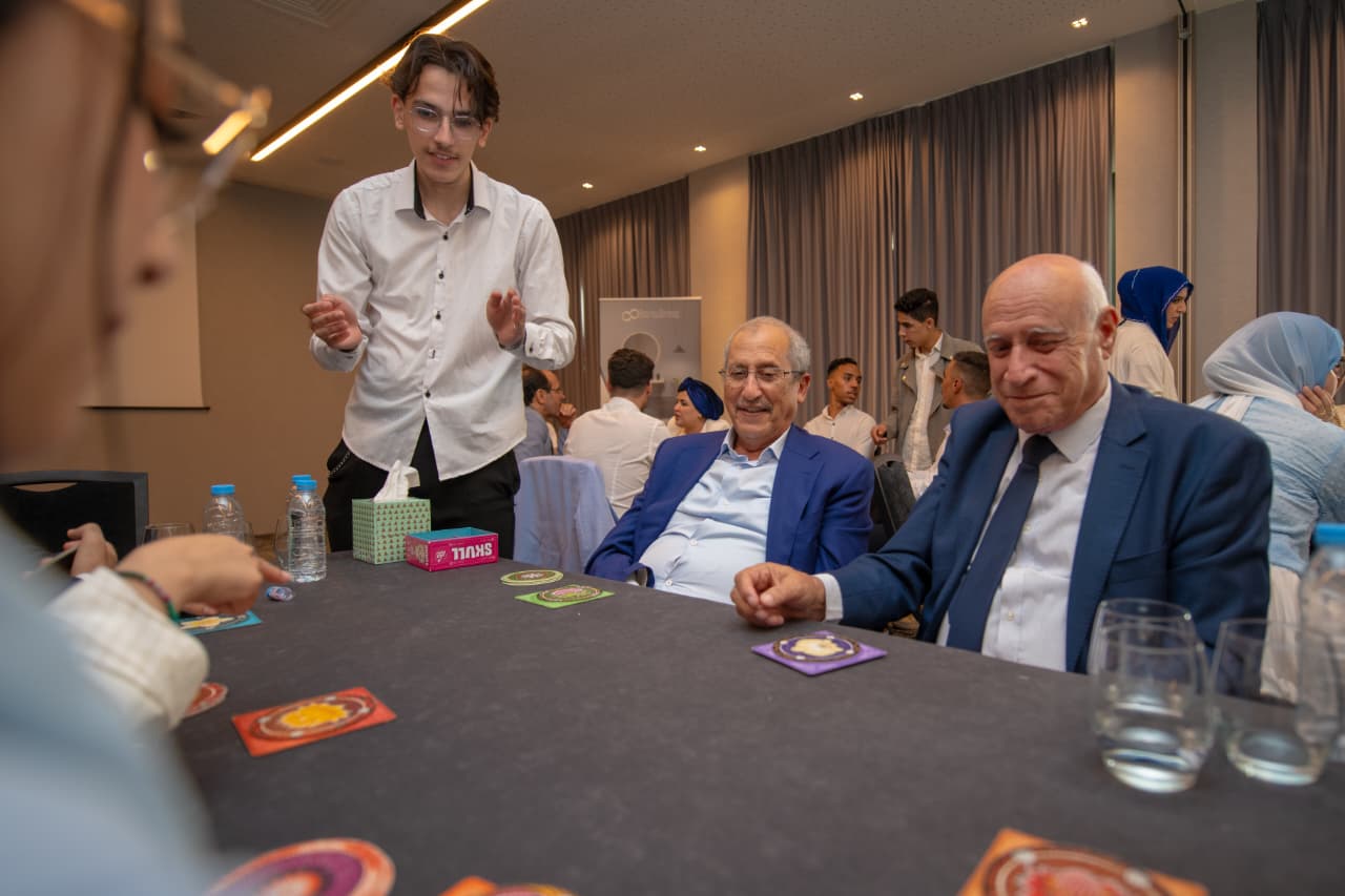 Joueurs autour d'une table de jeu de société